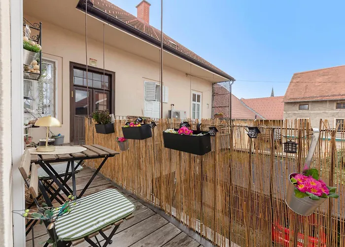 Casa1895, Stylish Old Town Apartment Near Beer Fountain Zalec